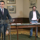 Pedro Sánchez y Pablo Iglesias, durante la firma del preacuerdo de coalición.-DAVID CASTRO