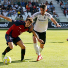 Undabarrena presiona a un rival en el choque ante el Osasuna B.-SANTI OTERO