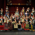 La Corte de 2017 posa junto a miembros de la Corporación municipal, tras la gala celebrada ayer en  el Teatro Principal.-ISRAEL L. MURILLO