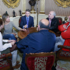 El alcalde Javier Lacalle y la concejala Carolina Blasco con los representantes de los trabajadores.-RAÚL G. OCHOA