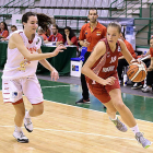 Galerón intenta frenar el avance de la húngara Juhász.-FIBA EUROPE