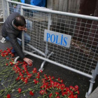 Los ciudadanos de Estambul depositan flores en el lugar del atentado.-AP- EFE - AFP / YASIN AKGUL- AP / EMRAH GUREL