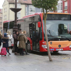 Un grupo de personas se dispone a subir a un autobús municipal.-RAÚL G. OCHOA