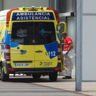 Imagen de una ambulancia y un sanitario en Urgencias del HUBU. TOMÁS ALONSO