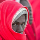 Uno de los inmigrantes rescatados el 6 de enero del 2019 en un naufragio en el mar de Alborán.-ÁLVARO CABRERA (EFE)