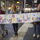 Recibimiento a los refugiados en Fráncfort.-FRANK RUMPENHORST / EFE