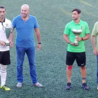 Andrés (segundo por la derecha) recogió el premio de subcampeón del Trofeo Villa Foral de Gernika.-ECB
