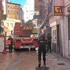 Los bomberos hacen una comprobación de la accesibilidad en la calle Sombrerería.-ECB
