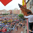 Diego Martínez, con la bota en el balcón del Ayuntamiento.-ISRAEL L. MURILLO