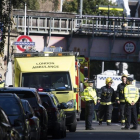 Miembros de los servicios de emergencia acordonan la zona de la estación de metro Parsons Green en Londres (Reino Unido) tras una explosión este 15 de septiembre.-EFE