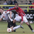 Pito Camacho comete falta sobre Beobide en el encuentro ante el Burgos CF.-SANTI OTERO