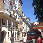 Los bomberos intervienen en un edificio de Fernán González, donde ayer se cayó parte de la fachada.-ISRAEL L. MURILLO