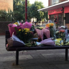Los vecinos de Harlow, Inglaterra, han llenado un banco de ramos de flores en el escenario de la muerte de un inmigrante polaco, apalizado por un grupo de adolescentes.-AP / DERL MCCRUDDEN