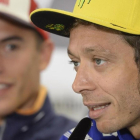 Valentino Rossi, en primer término, y, al fondo, Marc Márquez. /-MIRCO LAZZARI
