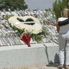 Familiares de las víctimas, ante el monolito de homenaje a las víctimas.-EFE / JUAN CARLOS HIDALGO