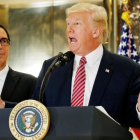 Donald Trump responde a la prensa en la entrada de la Torre Trump-KEVIN LAMARQUE