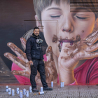 Christian Saldaña Santos posa con la protagonista de esta obra de arte urbano. MIGUEL ZABALLA
