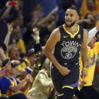 Stephen Curry celebra su primer triple en la eliminatoria frente a los Pelicans.-BEN MARGOT (AP)