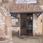 El fuego destruyó parcialmente la puerta de madera del local.-G. G.