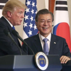 El presidente de EEUU, Donald Trumo, con su homólogo surcoreano Moon Jae-in.-ANDREW HARNIK