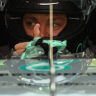 Rosberg da el OK a sus mecánicos desde el interior del Mercedes.-Foto:   AFP / LLUÍS GENÉ