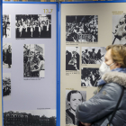 Una mujer observa uno de los paneles que conforman la exposición ubicada en la sede de Innova Abogados. SANTI OTERO