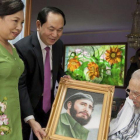 Fidel Castro con el presidente vietnamita, Tran Dai Quang, y su esposa, Nguyen Thi Hien, el pasado 15 de noviembre.-Alex Castro / AP