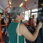 Viajeros accediendo a un autobús, ayer de forma gratuita.-RAÚL OCHOA