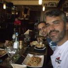 José Alcaide, Dani Menacho y Jesús Robledo, en uno de los restaurantes del circuito de Nurburgring. /-JESUS ROBLEDO