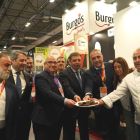 En el centro, el ministro de Agricultura, Luis Planas, posa con un plato de morcilla de Burgos. ECB