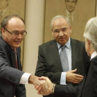 Luis María Linde saluda a Josep Sánchez Llibre delante de Alfonso Guerra, en la Comisión de Presupuestos.-Foto: AGUSTÍN CATALÁN