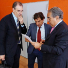 El presidente del CB Miraflores, Jesús Martínez (en el centro) charla con los directivos del CB Tizona Miguel Ángel Benavente (izquierda) y Fernando Andrés, ayer, en El Plantío.-ECB