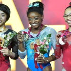 Simone Biles junto a la japonesa Mai Murakami y la estadounidense Morgan Hurd.-
