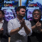 Oriol Junqueras, Gabriel Rufián y Joan Tardà, este jueves, en el arranque de la campaña de ERC en Barcelona.-CARLOS MONTAÑÉS