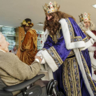 La primera visita de sus Majestades fue a los ancianos de la residencia de las Hermanitas de los Pobres.-SANTI OTERO