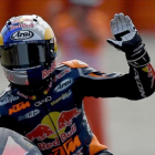 El surafricano Brad Binder celebra su victorai en Misano.-AFP / GABRIEL BOUYS