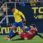 El atacante rojillo Merquelanz disputa un balón con un rival en el último partido ante el Cádiz-LA LIGA