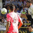 El ariete blanquinegro Adrián golpea un balón en posición acrobática en el choque de ayer frente a la Cultural Leonesa-Santi Otero