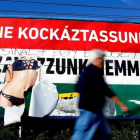 Cartel de la campaña gubernamental por el 'no' en el referéndum de Hungría.-REUTERS / LASZLO BALOGH