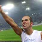 El entrenador italiano Paolo Di Canio saluda a la afición de la Lazio durante su etapa como jugador.-GIUSEPPE CALZUOLA / AP