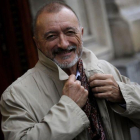 Arturo Pérez Reverte, en la puerta de la Real Academia Española.-JOSE LUIS ROCA