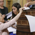 Ana Pastor entrega su voto durante la sesión constitutiva de las Cortes Generales.-EFE / J. J. GUILLÉN