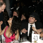 Harvey Weinstein habla con Salma Hayek en una fiesta, junto a Robert Rodríguez y Penélope Cruz, en el 2005.-WIRELIMAGE / J. VESPA