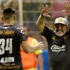 Maradona festeja un gol con uno de sus jugadores.-STRINGER
