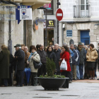 Una larga cola de gente esperando para entrar a la Administración El Gato Negro en la calle Avellanos.-RAÚL G. OCHOA