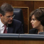 La vicepresidenta del Gobierno, Soraya Sáenz de Santamaría, en el Congreso, junto al ministro de Justicia, Rafael Catalá.-EFE / J. J. GUILLÉN