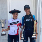 Las corredoras del Cronos Casa Dorada Enara López y Sandra Alonso posan con sus trofeos. ECB