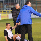 Pérez momentos después de lesionarse la rodilla en el choque ante el Izarra.-ISRAEL L. MURILLO