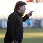 Alejandro Menéndez da instrucciones a su equipo durante el partido ante el Arenas.-SANTI OTERO