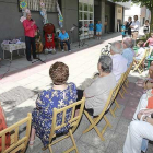 Los vecinos de la calle Teresa Jornet participaron en la celebración del aniversario del fallecimiento de la fundadora de las hermanitas de los pobres.-RAÚL OCHOA